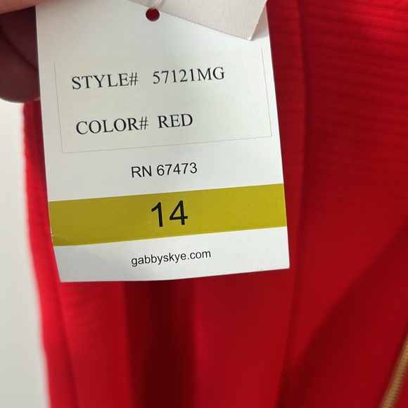NWT Gabby Skye sleeveless red dress with pleated details size 14. - Picture 4 of 9